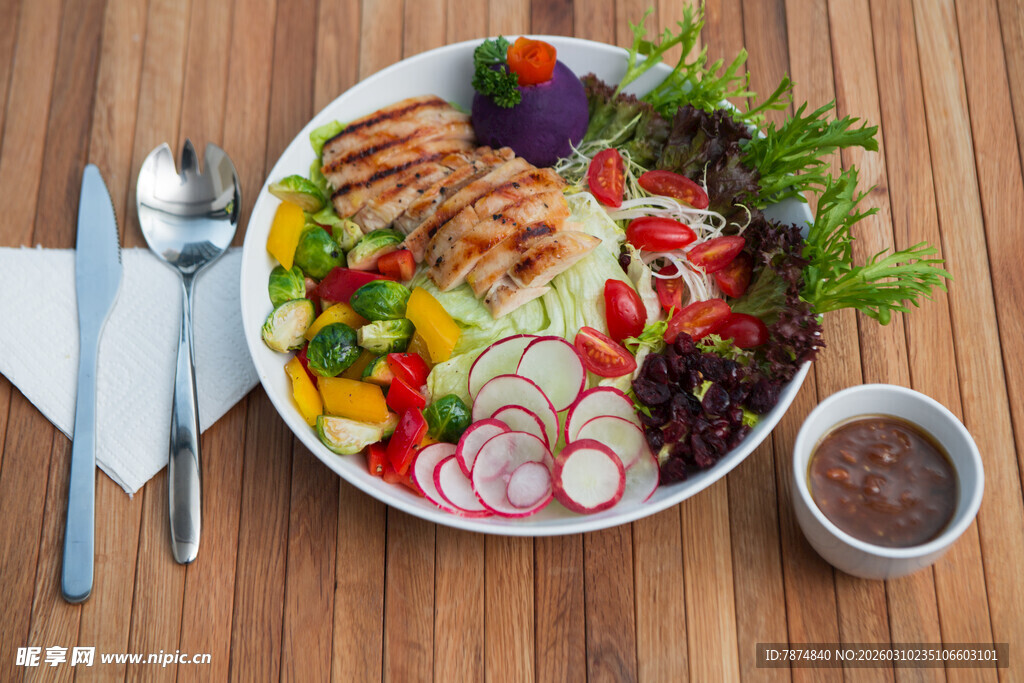 美味营养的鸡肉蔬菜沙拉