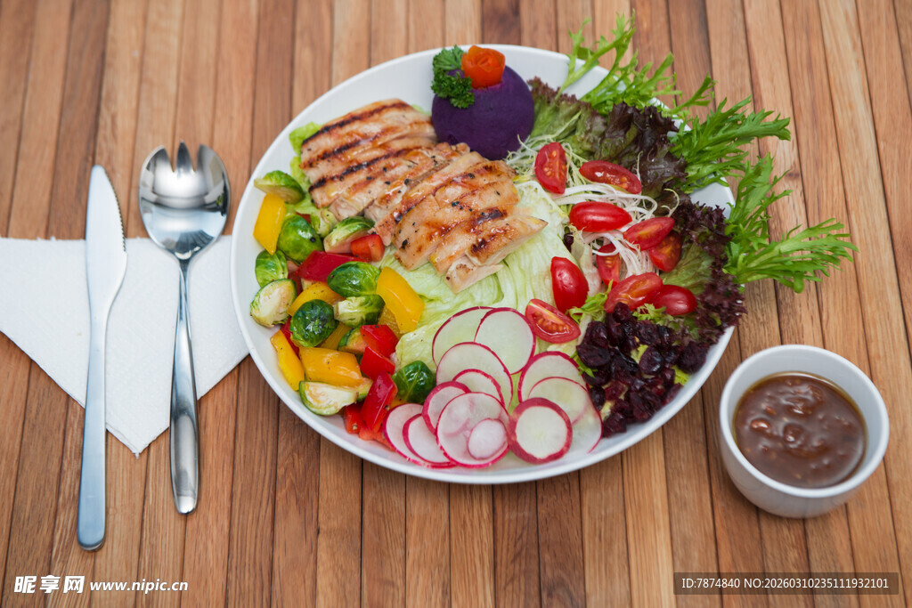 美味健康的蔬菜鸡肉沙拉
