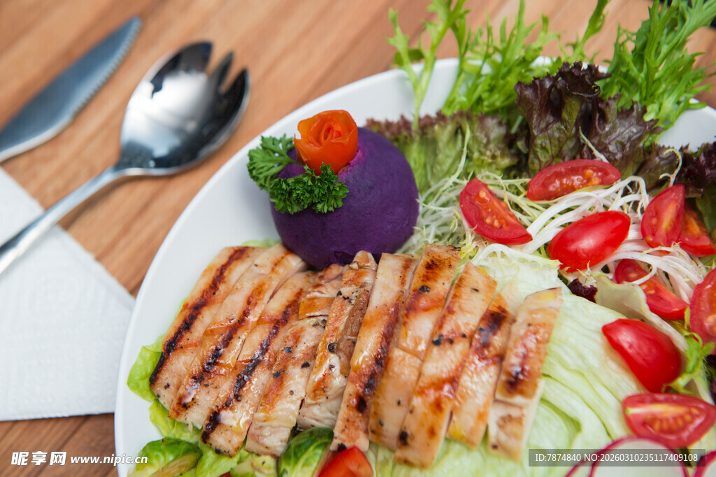 美味烤鸡胸肉蔬菜沙拉