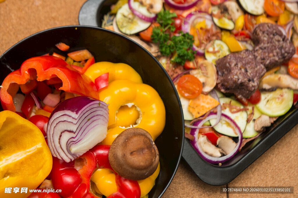 多彩蔬菜与烤肉拼盘