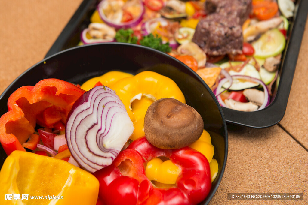 多彩新鲜蔬菜与烤盘美食