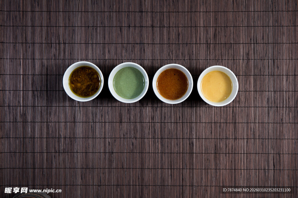 四色粉末置于碗中