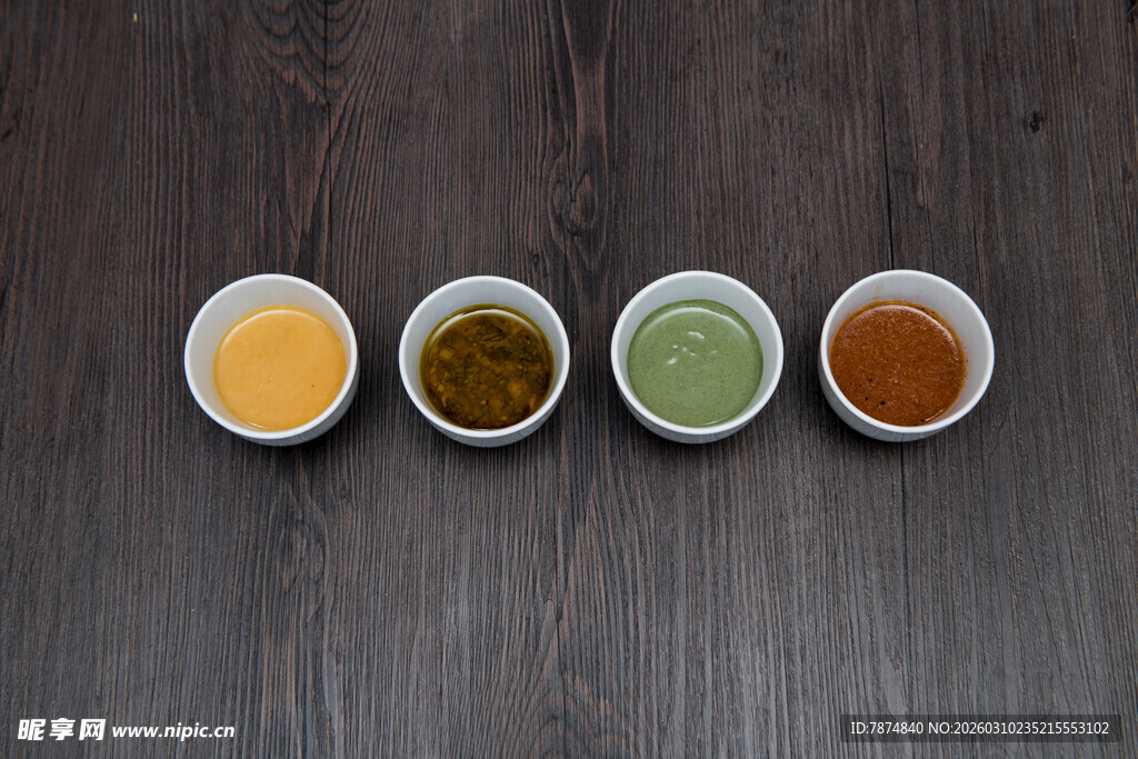 多彩调料摆于木质桌面