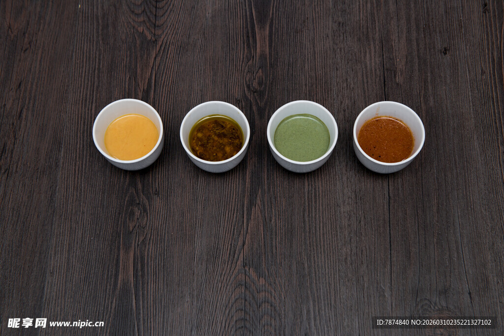 多彩香料摆于深色木面