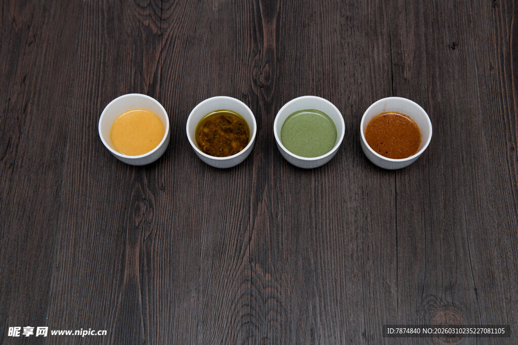 四种调味酱摆放在木桌上