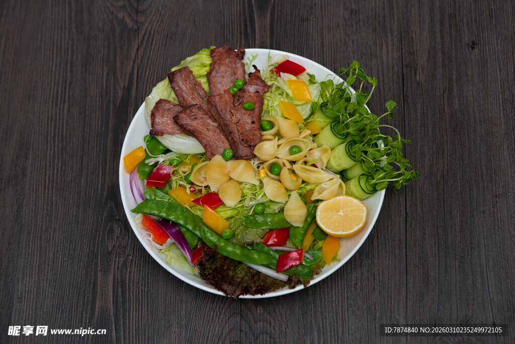 美味丰盛的拼盘沙拉