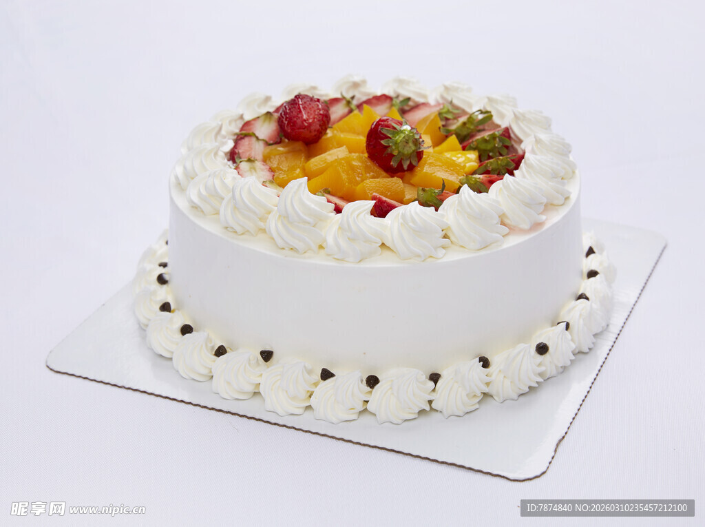 水果装饰的精美白色蛋糕