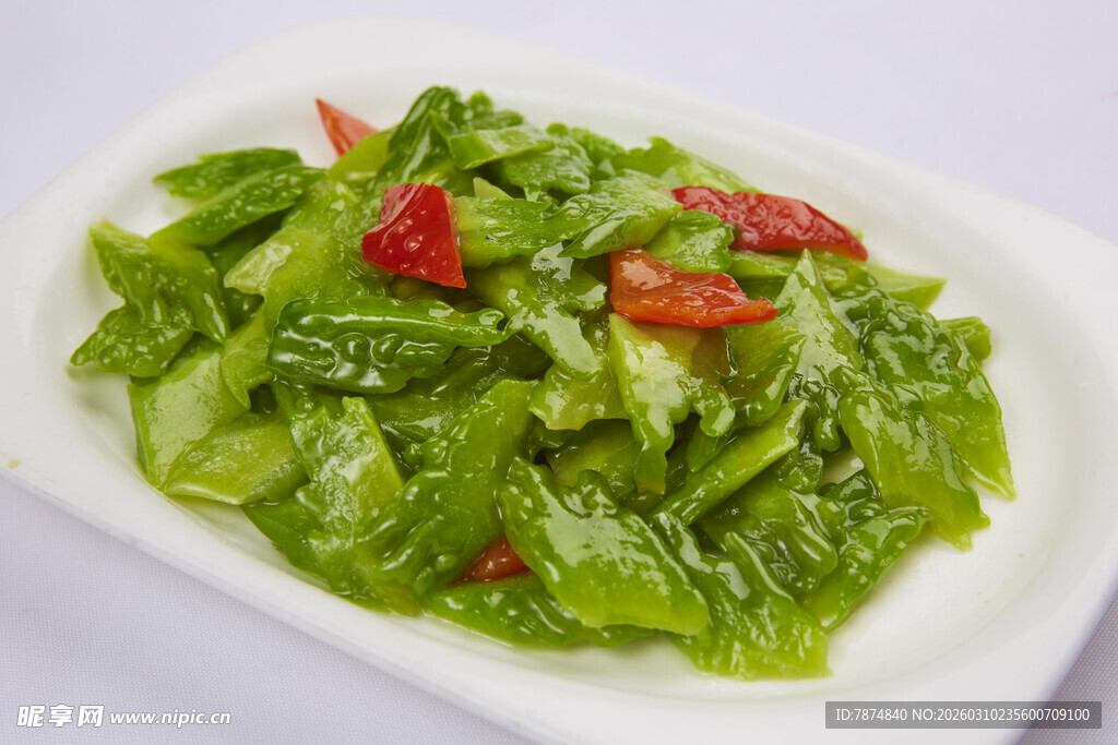 清炒苦瓜配红椒