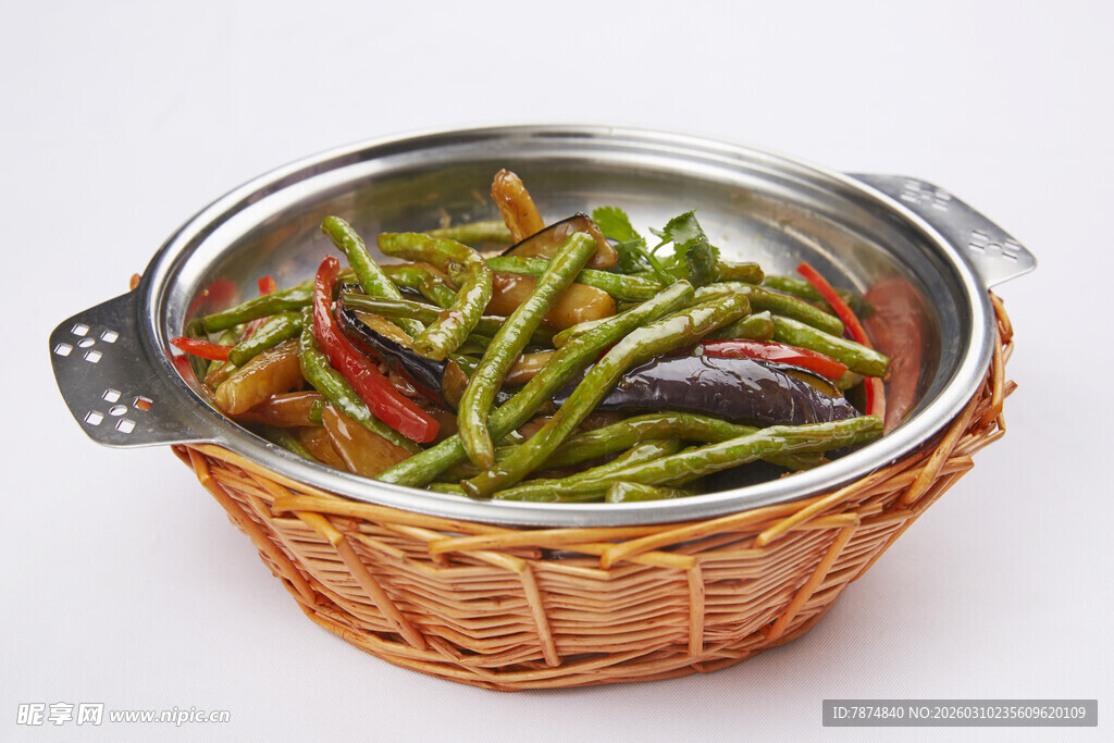 竹篮装的多彩炒豆角