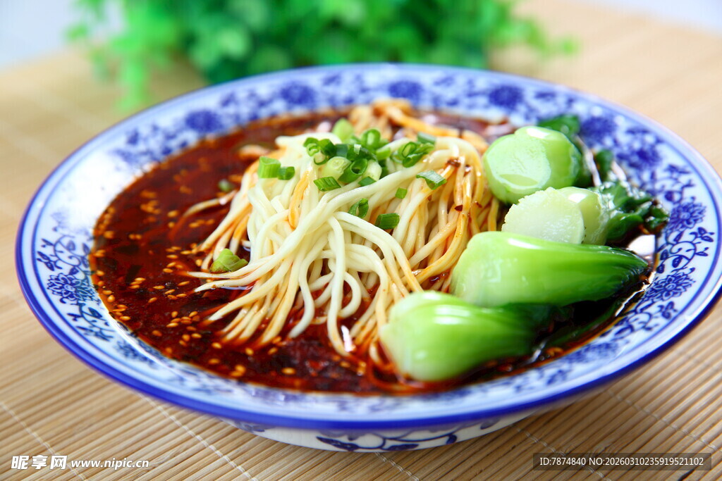 蓝碗红油面配翠绿青菜