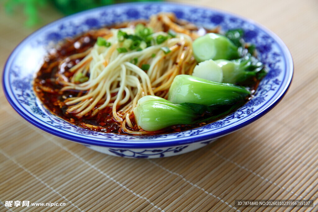 蓝碗装的美味特色面条