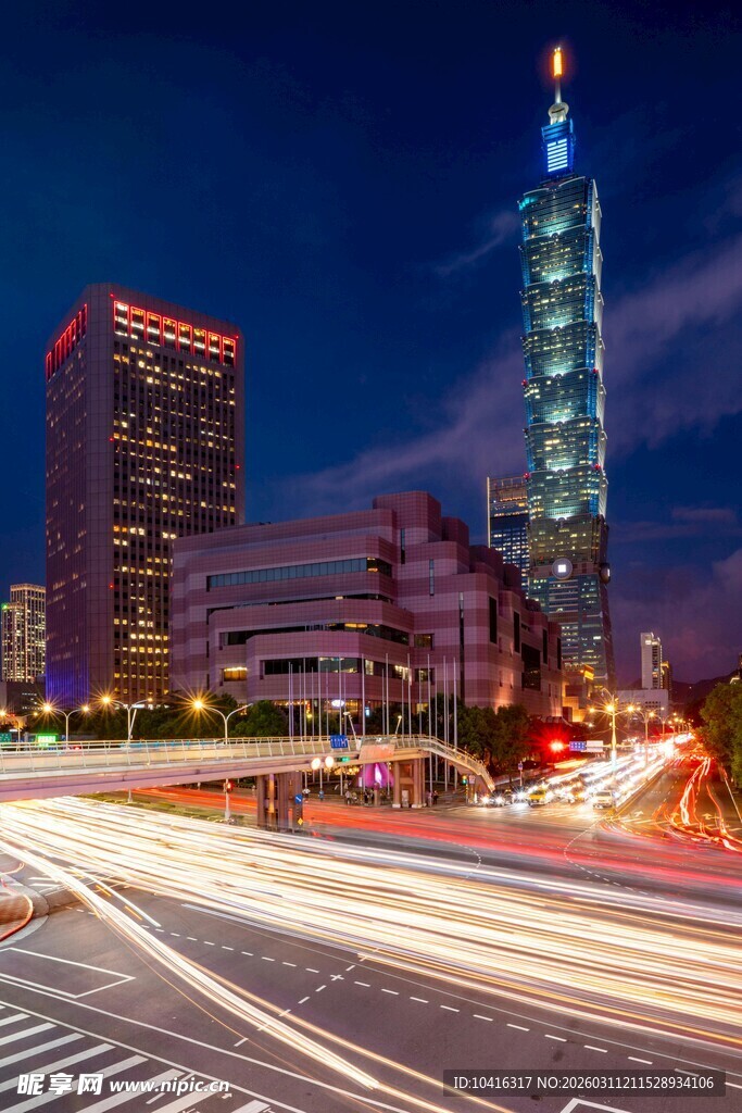 街头夜景101大厦