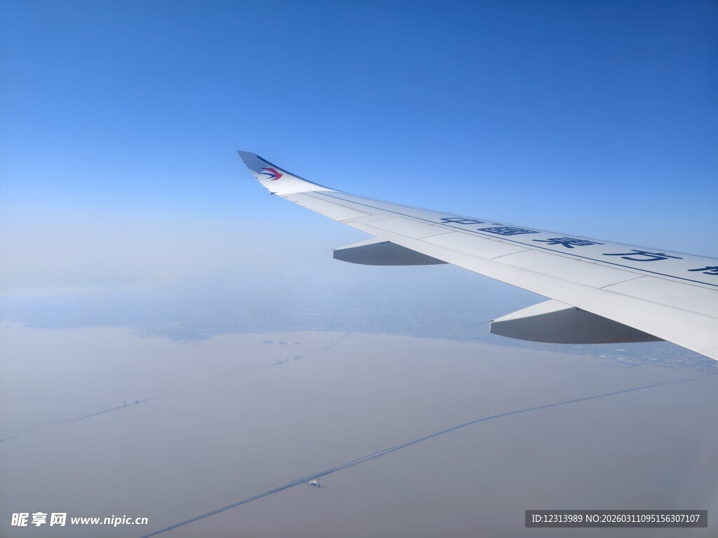 飞机机翼俯瞰云海美景