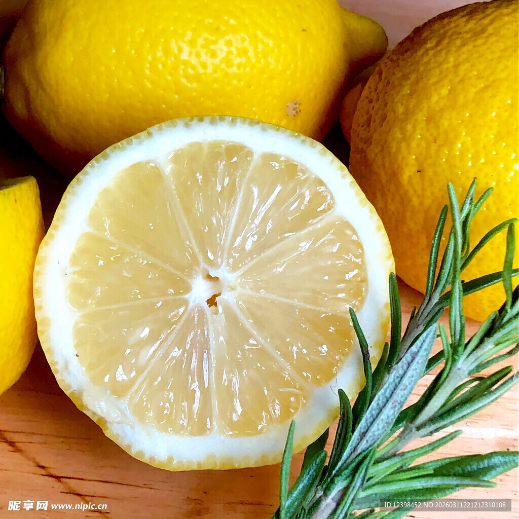 新鲜柠檬与迷迭香
