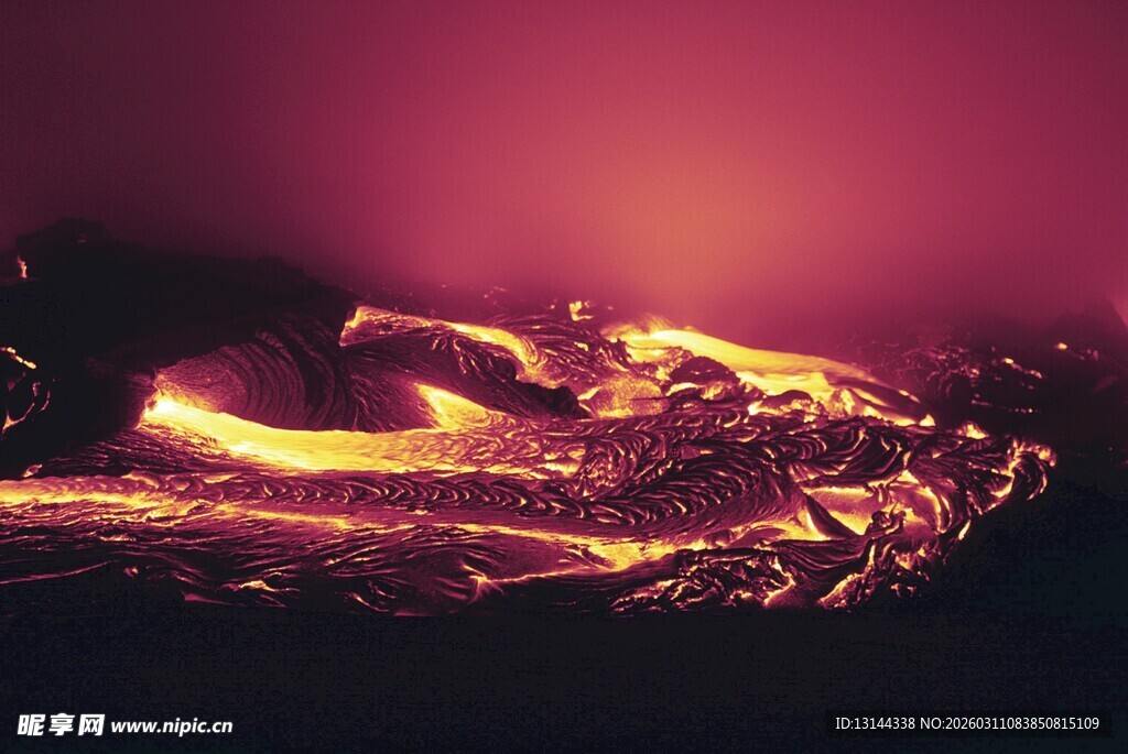 炽热熔岩流淌的壮丽景象