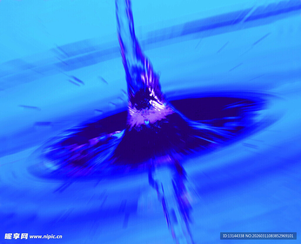 水滴落入蓝色水面瞬间