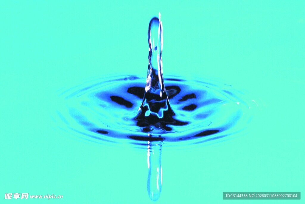 水滴入水瞬间的璀璨波纹
