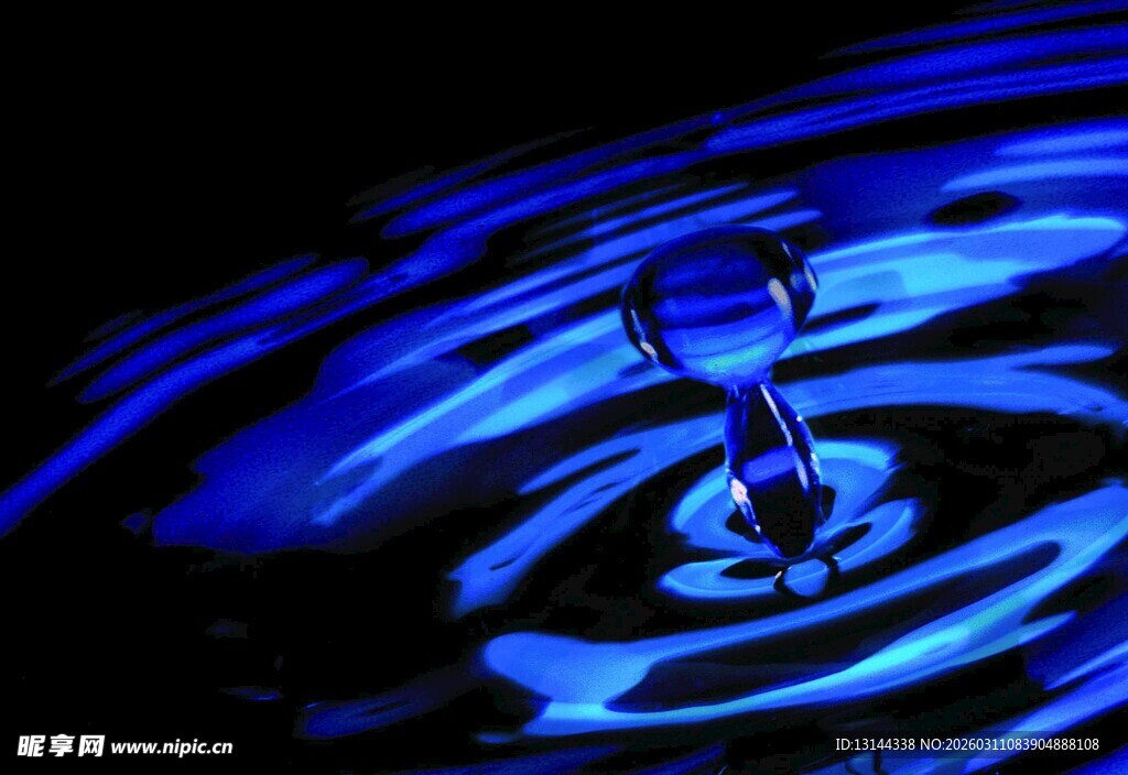 蓝色水滴落入水面瞬间