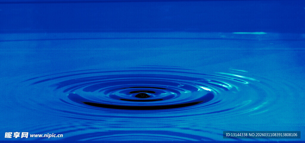 水面涟漪特写