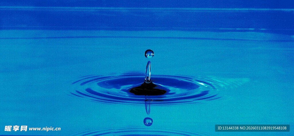 水滴入水泛起涟漪