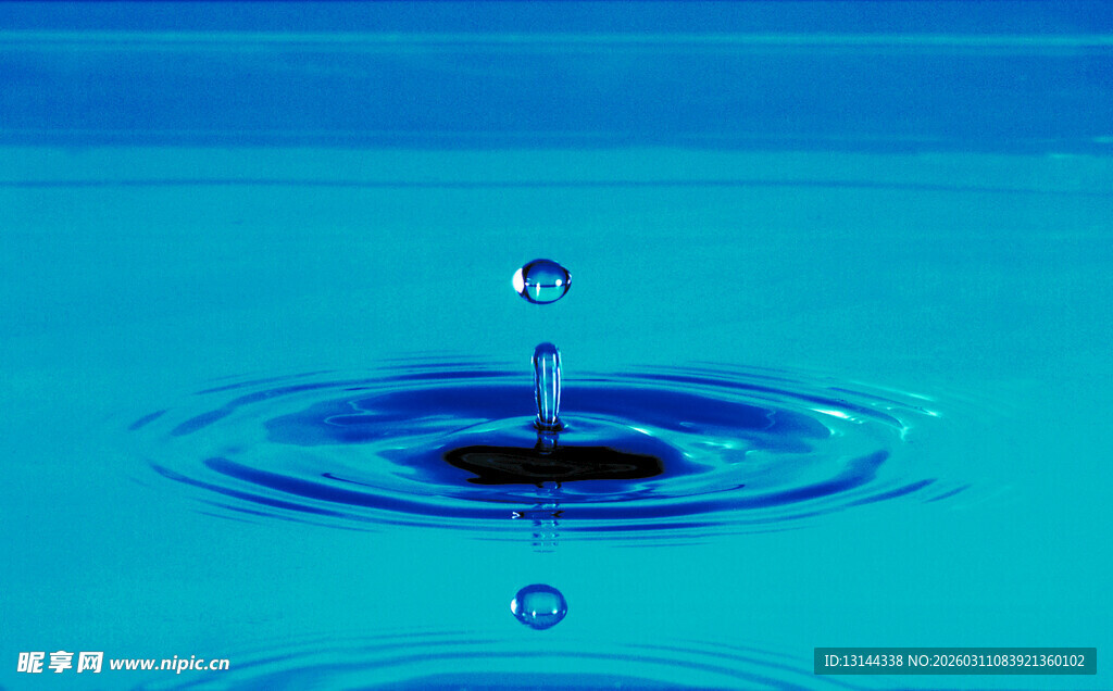 水滴入水泛起涟漪