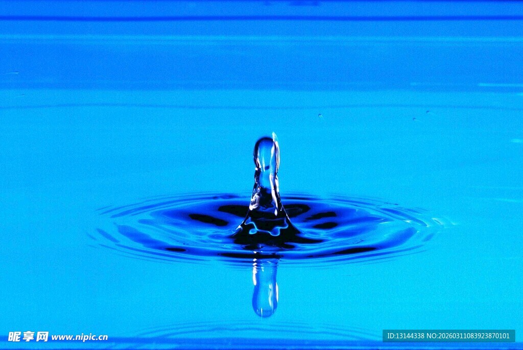 水滴入水瞬间的美妙画面