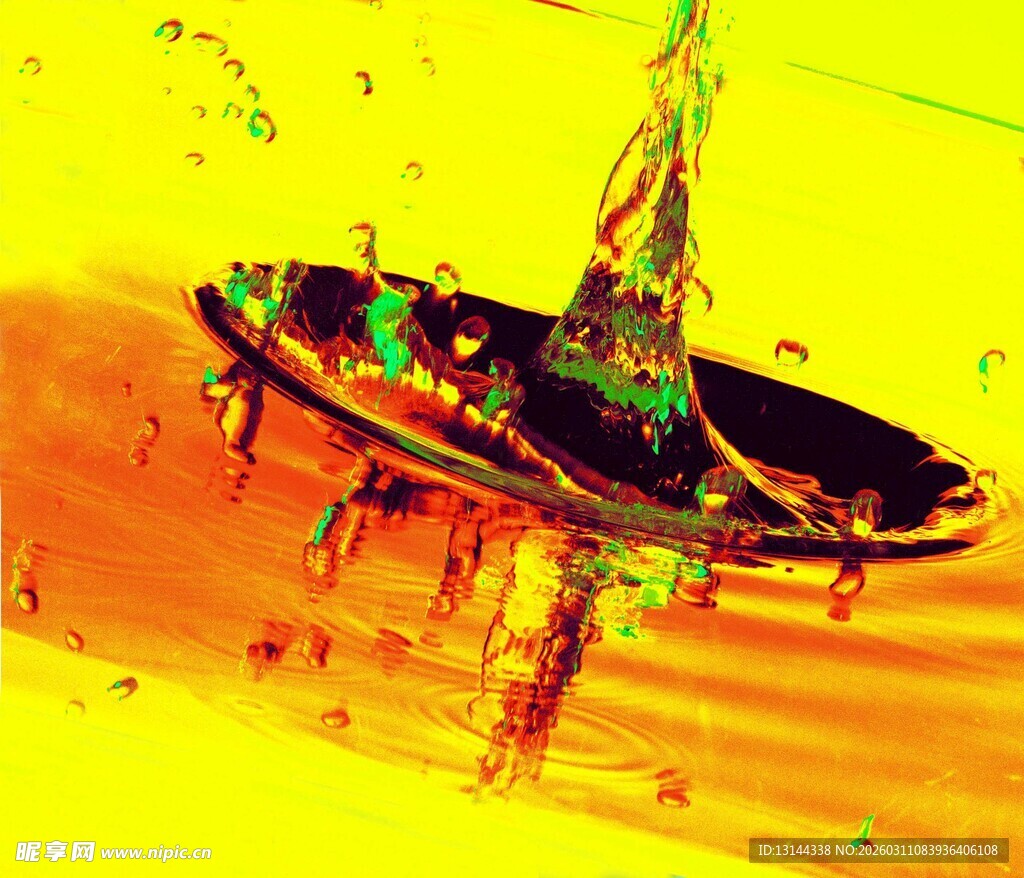 色彩斑斓的液体飞溅瞬间