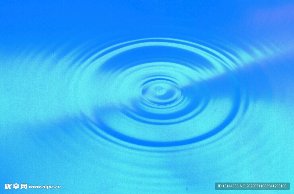 蓝色水面上的涟漪