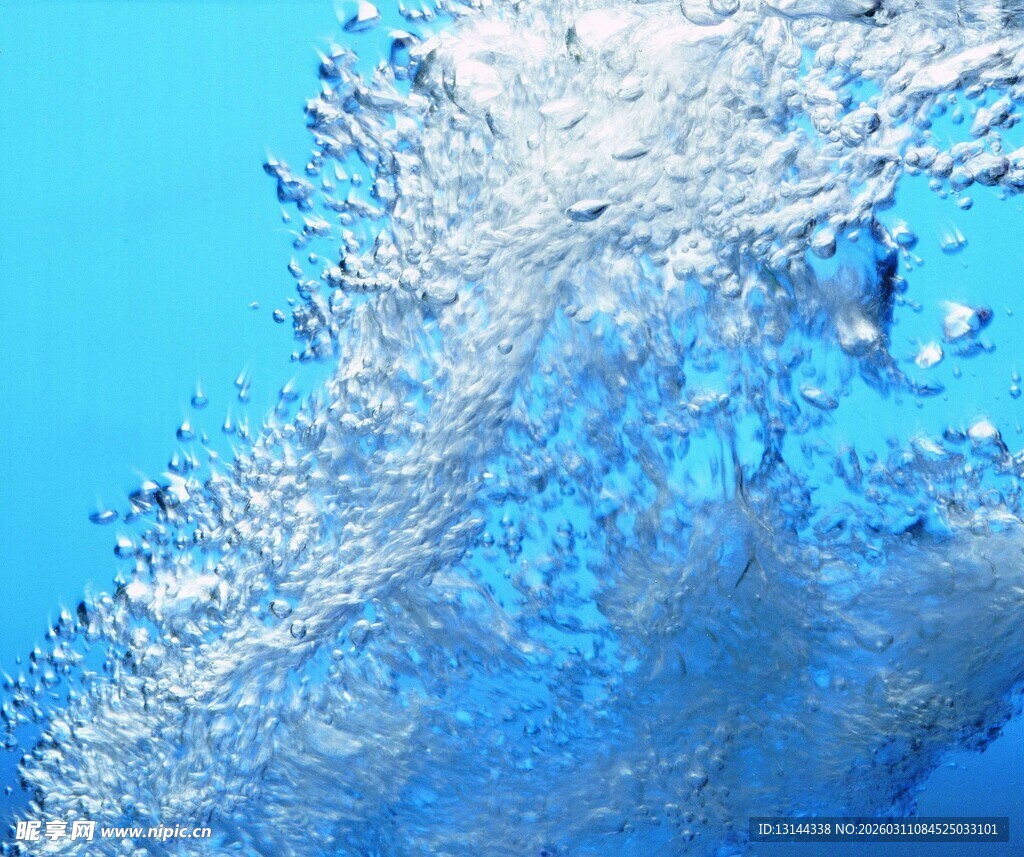 蓝色背景下的水花飞溅
