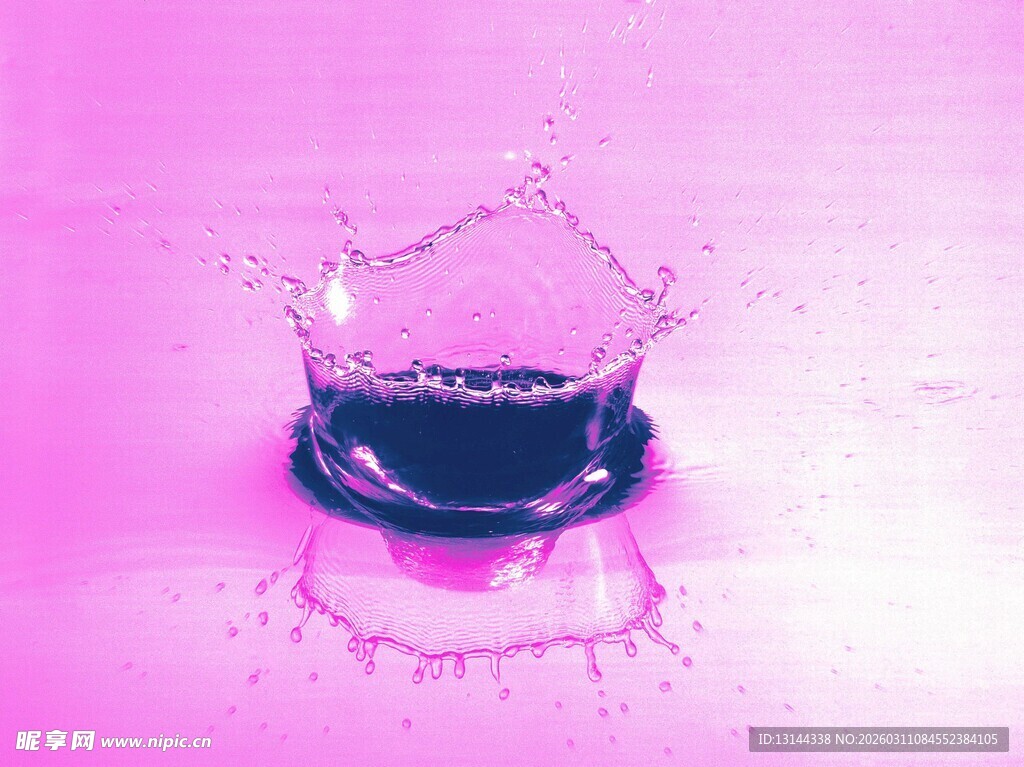 粉色背景水滴皇冠瞬间