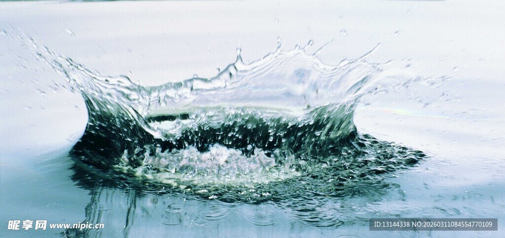水花飞溅瞬间
