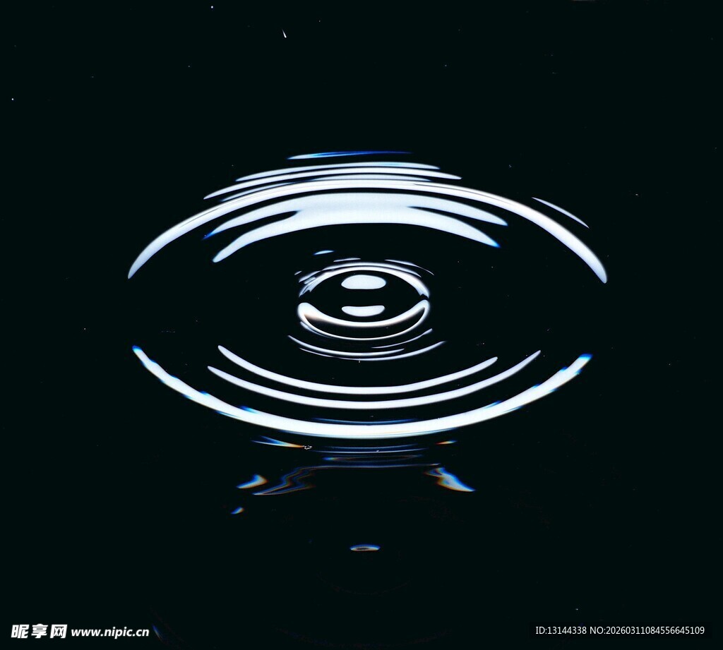 黑色底座上的环形光影图案
