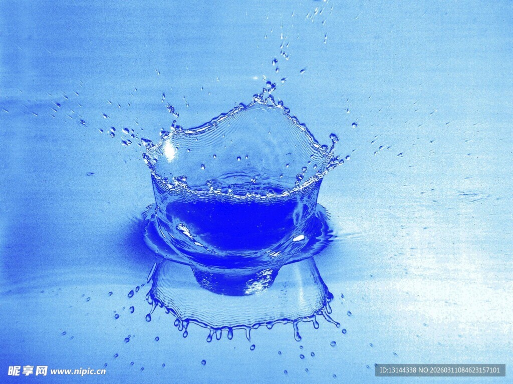 蓝色水滴溅起美丽水花