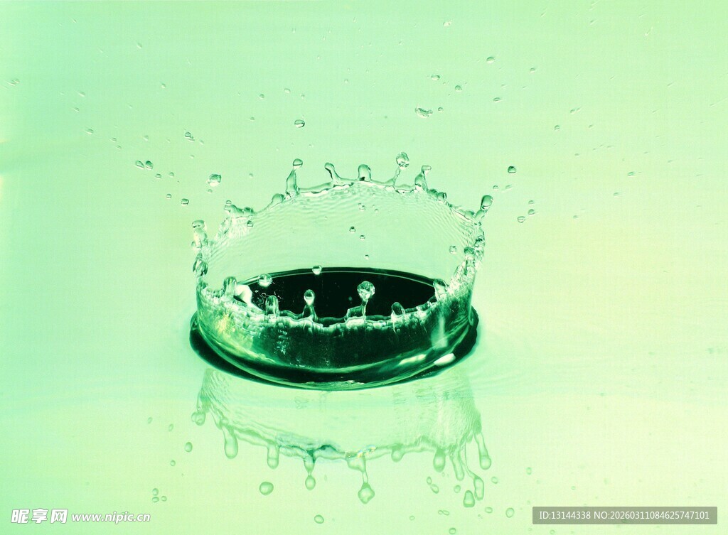 水滴溅落瞬间