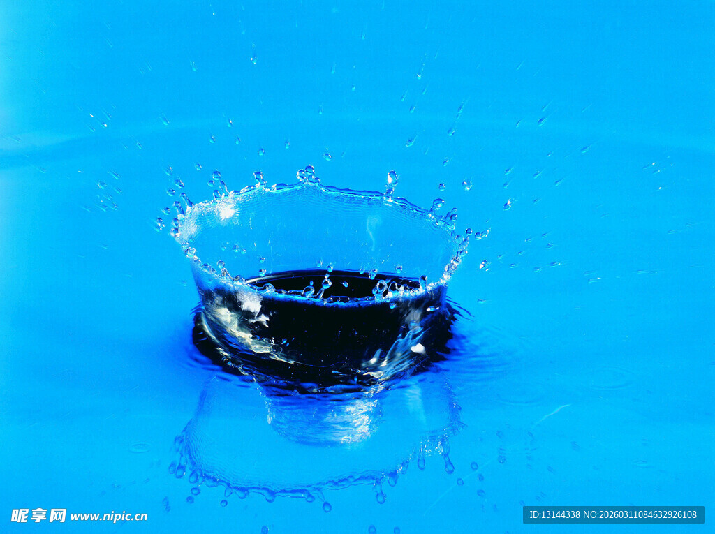 水滴入水瞬间美丽景象