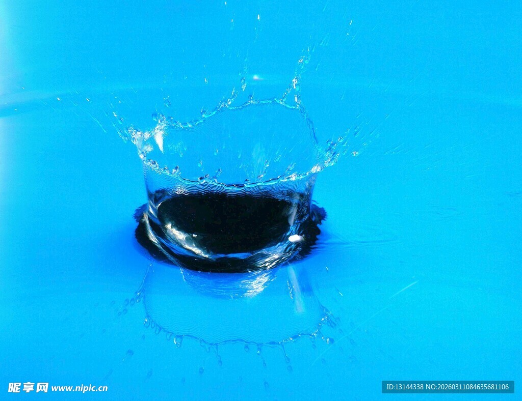 水滴入水瞬间美丽景象