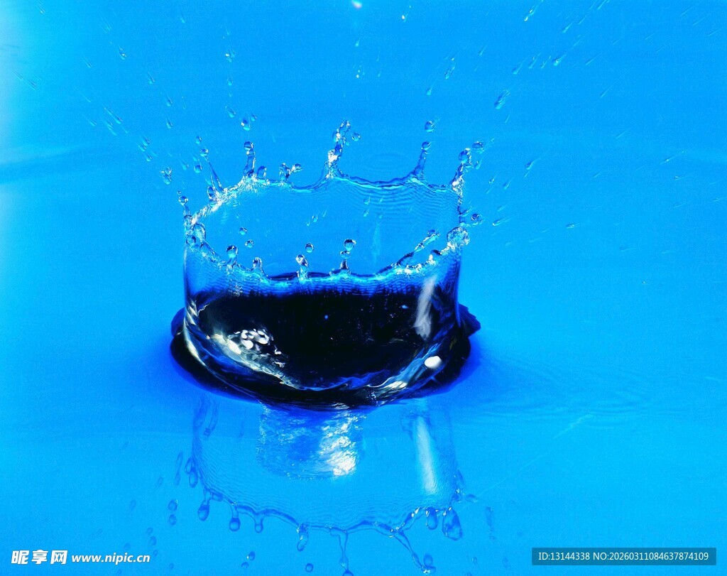 水滴溅落瞬间
