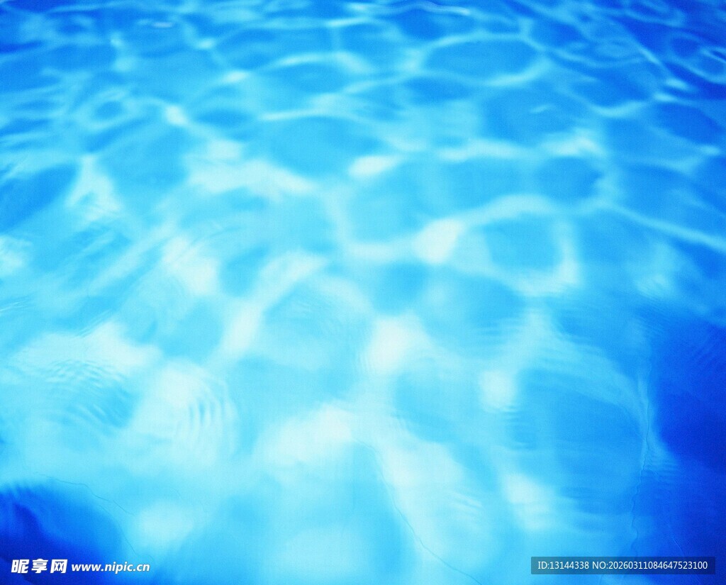 波光粼粼的蓝色水面