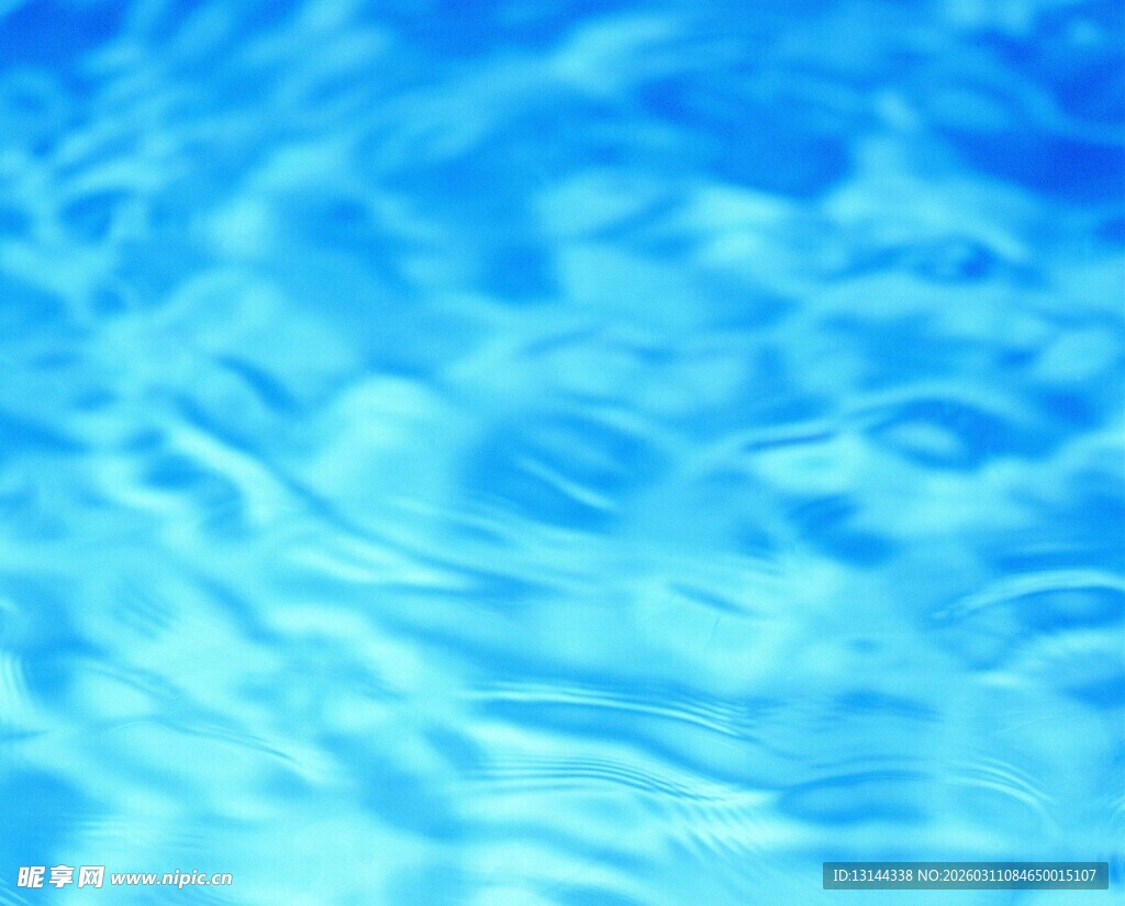 清澈水面的涟漪纹理