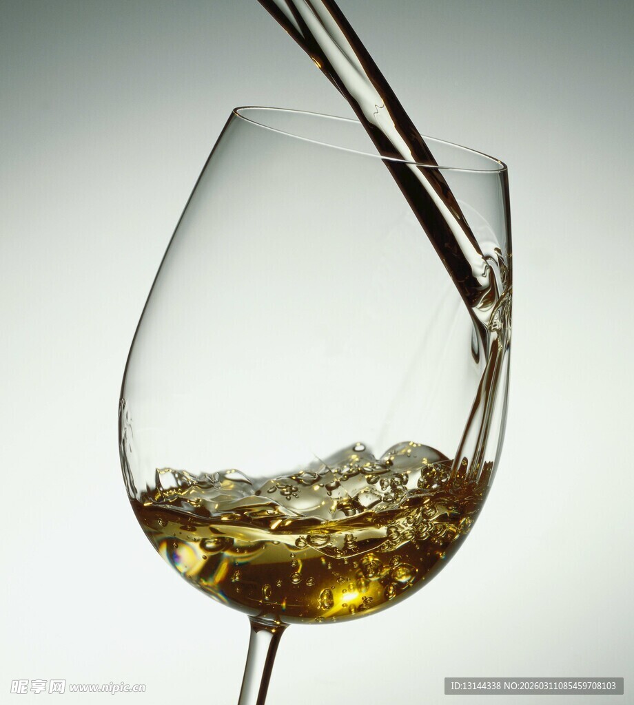 白葡萄酒倒入高脚杯瞬间