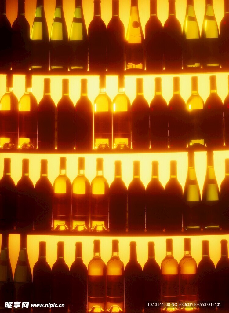 整齐排列的酒瓶展示架