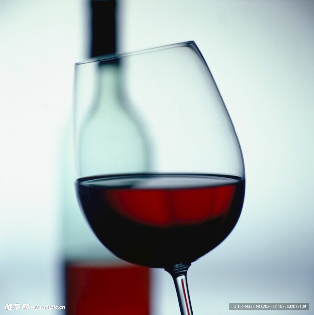 高脚杯中的红酒