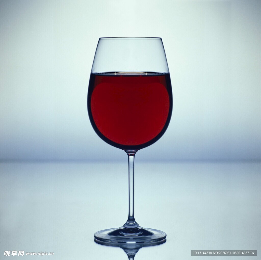 高脚杯中的深红色葡萄酒