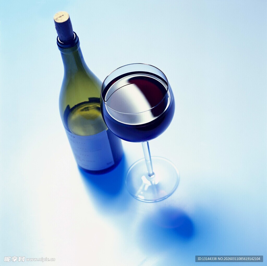 绿瓶红酒与高脚杯特写
