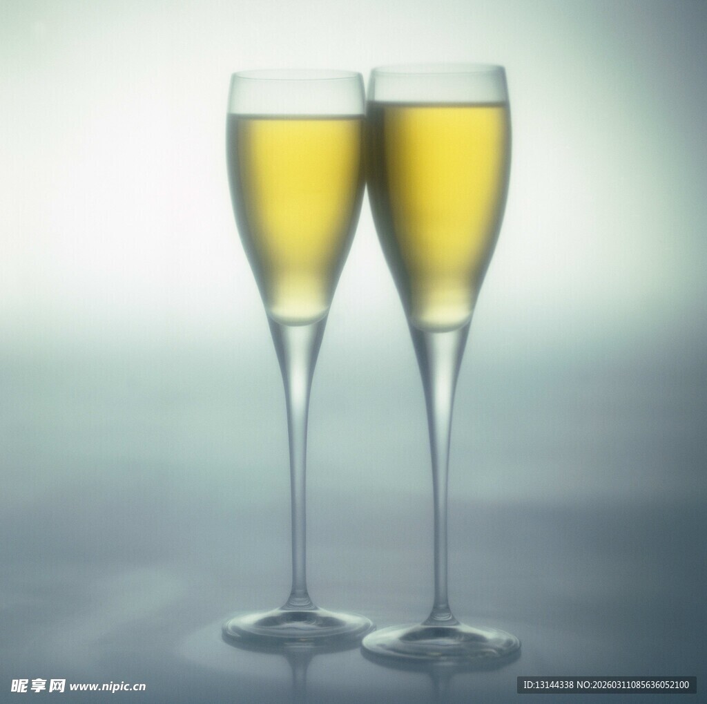 两杯香槟酒