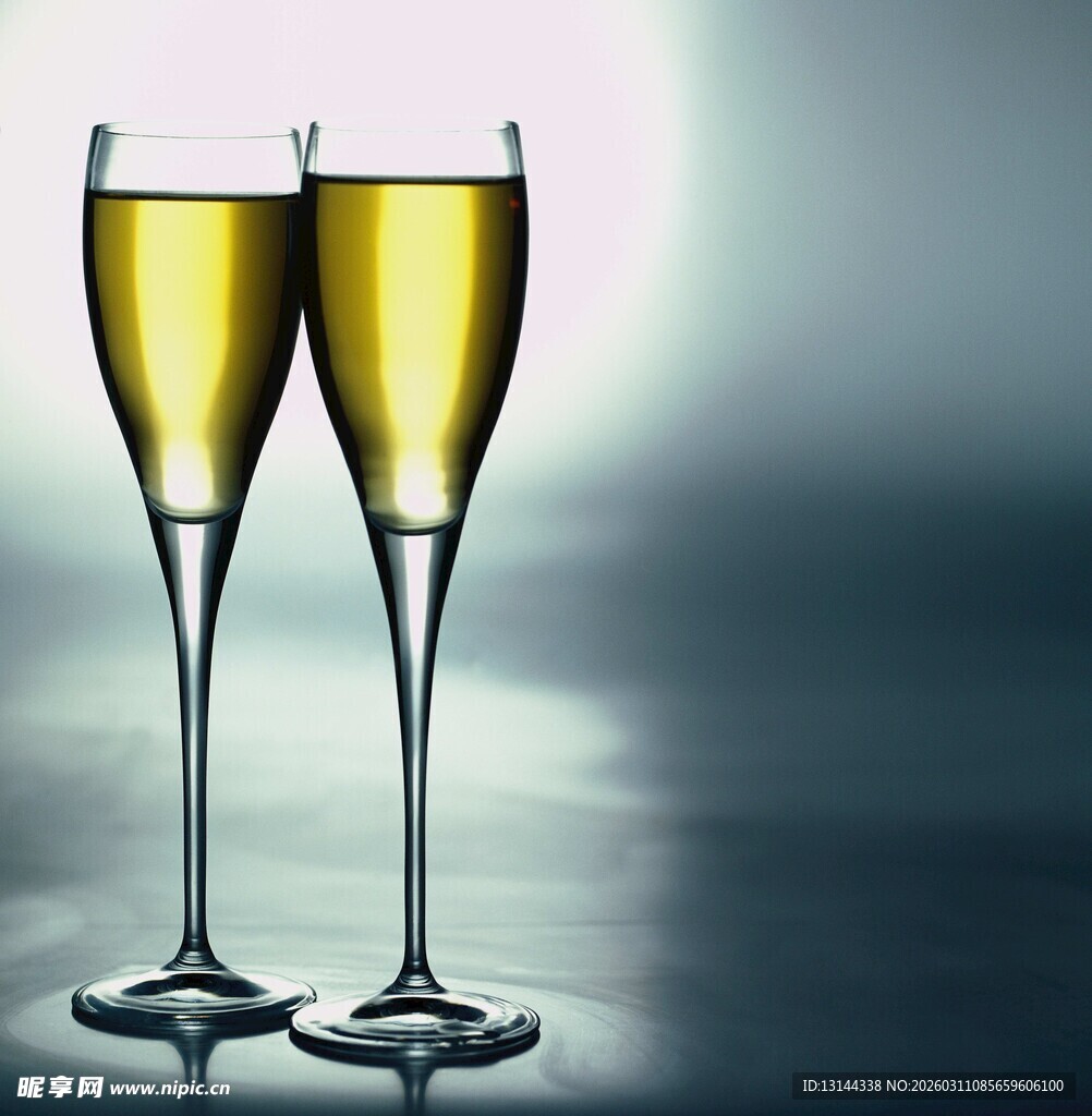 两杯香槟酒