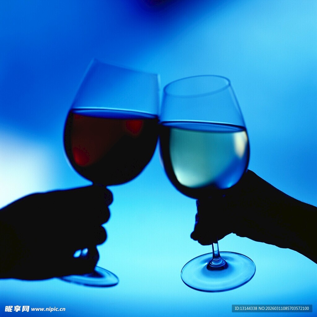 举杯共饮的双色美酒