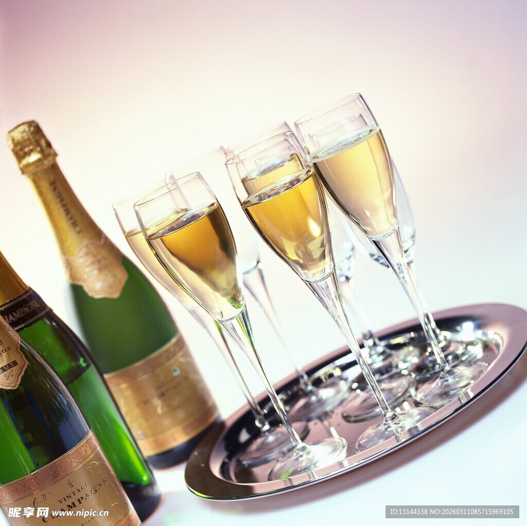 香槟美酒与精致高脚杯
