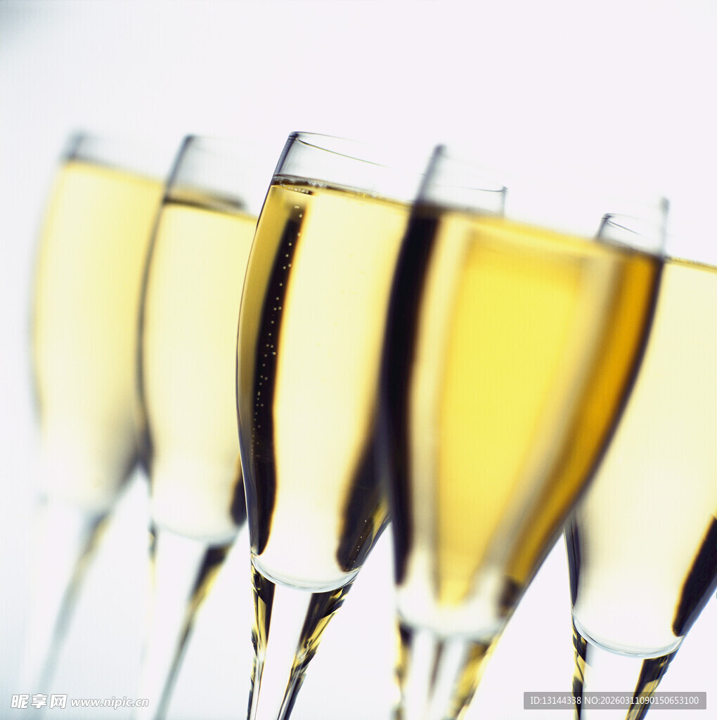 香槟酒杯整齐排列