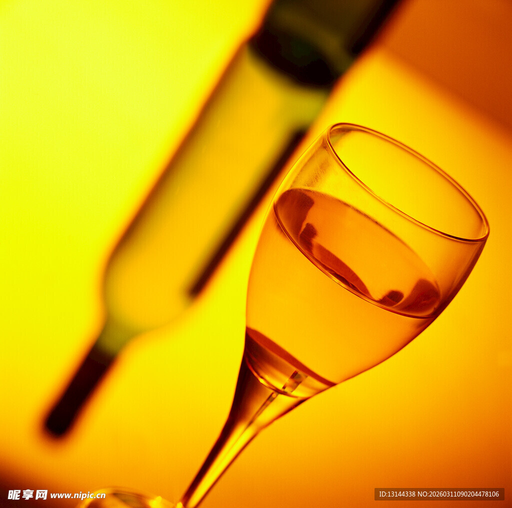 金黄光晕下的优雅葡萄酒杯